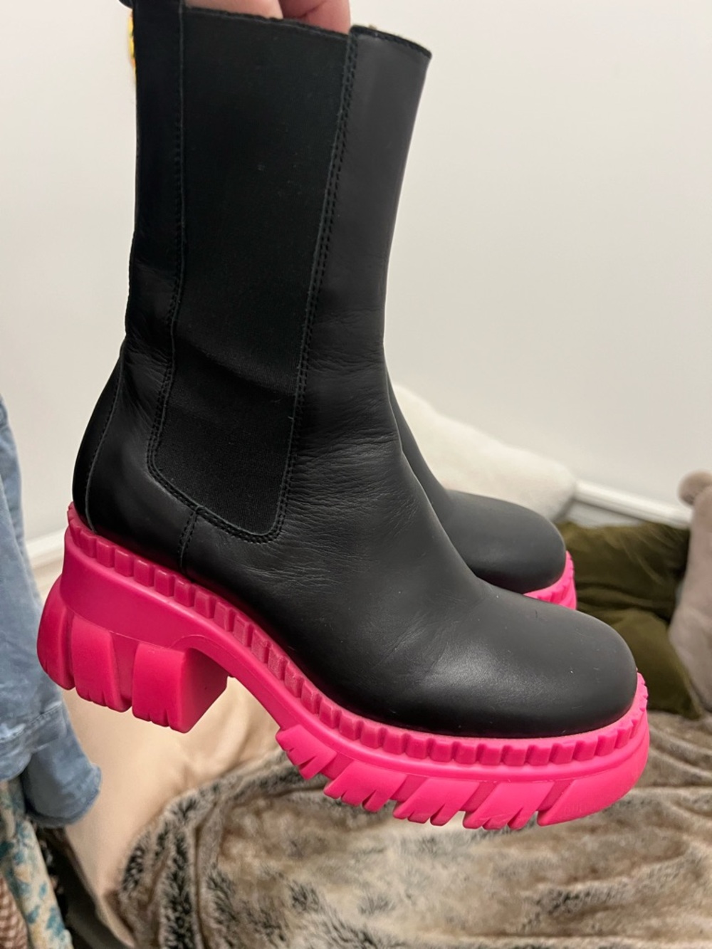 L'INTERVALLE Black Leather Lace-Up Boots with Hot Pink Lug Sole